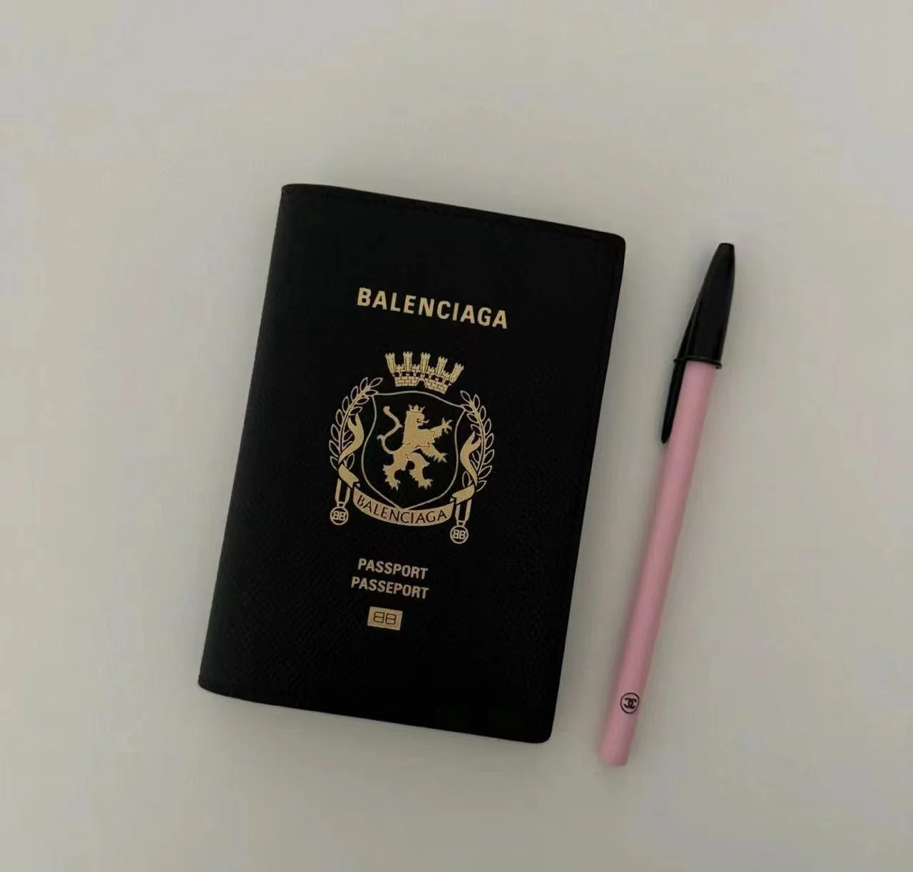 Balenciaga 金字圖案護照夾