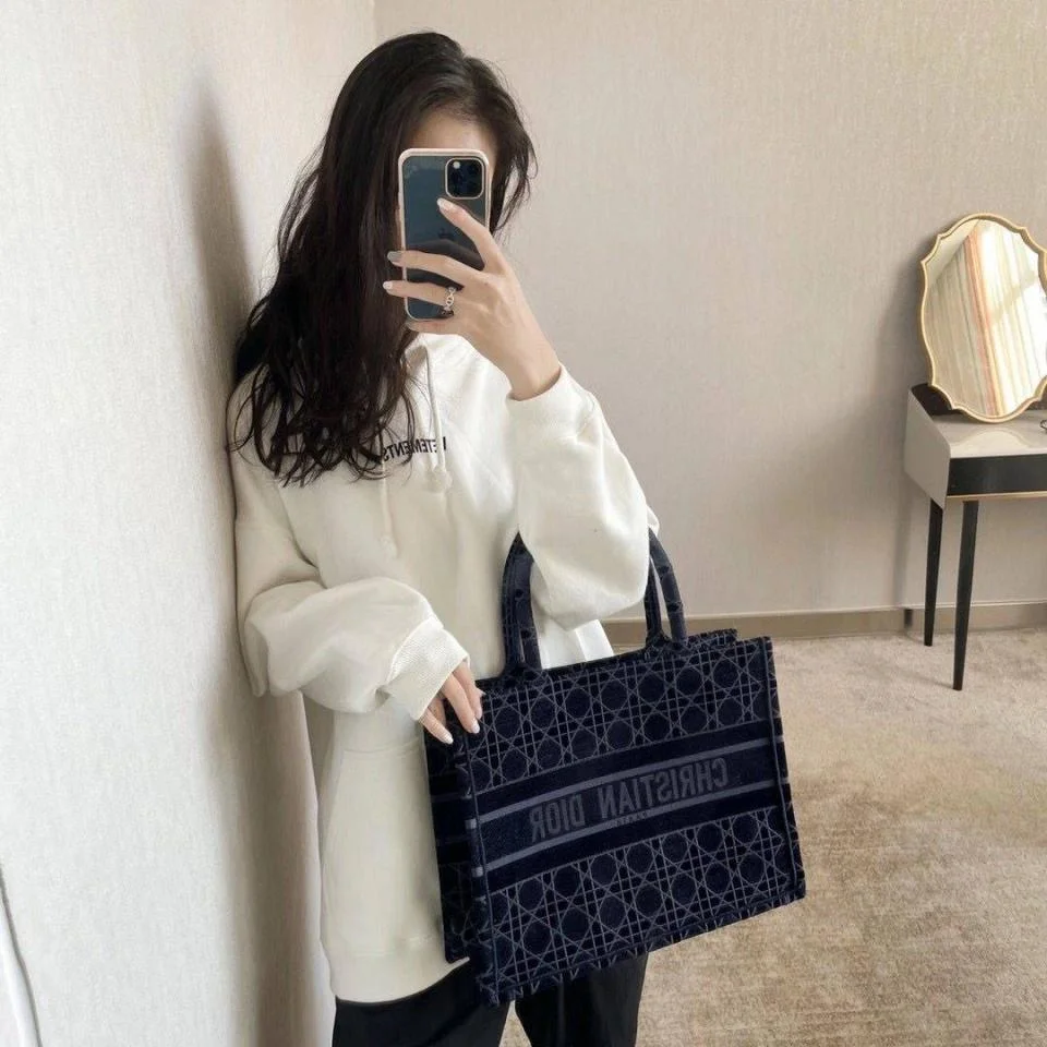 DIOR刺繡藤格紋絲絨購物袋(小號)