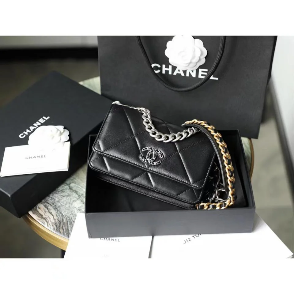 CHANEL19woc口蓋包(黑色銀扣)