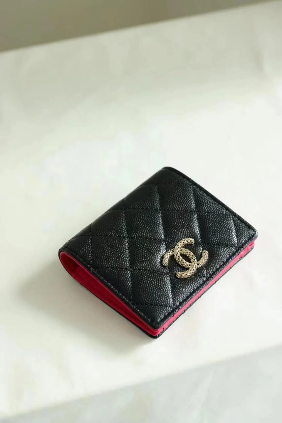 CHANEL23p鏤空雙C對折短錢包