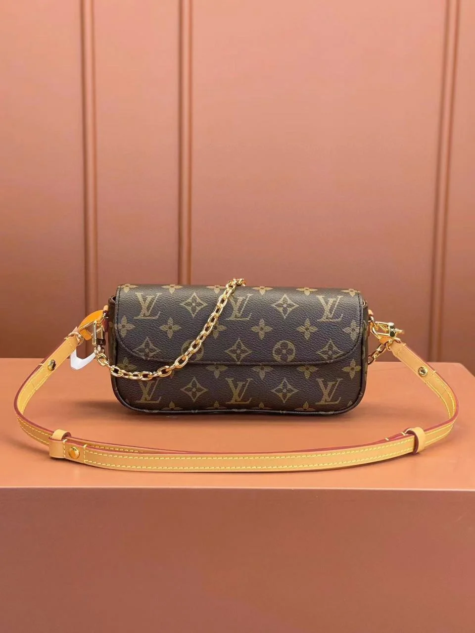 LVWALLET ON CHAIN IVY手袋