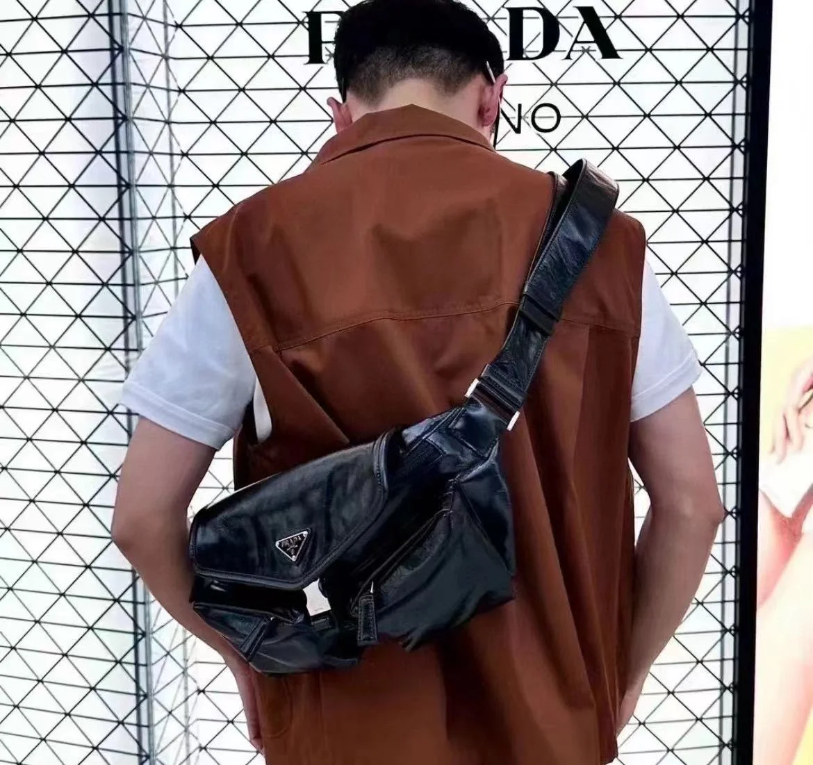 PRADA男士油蠟皮胸包