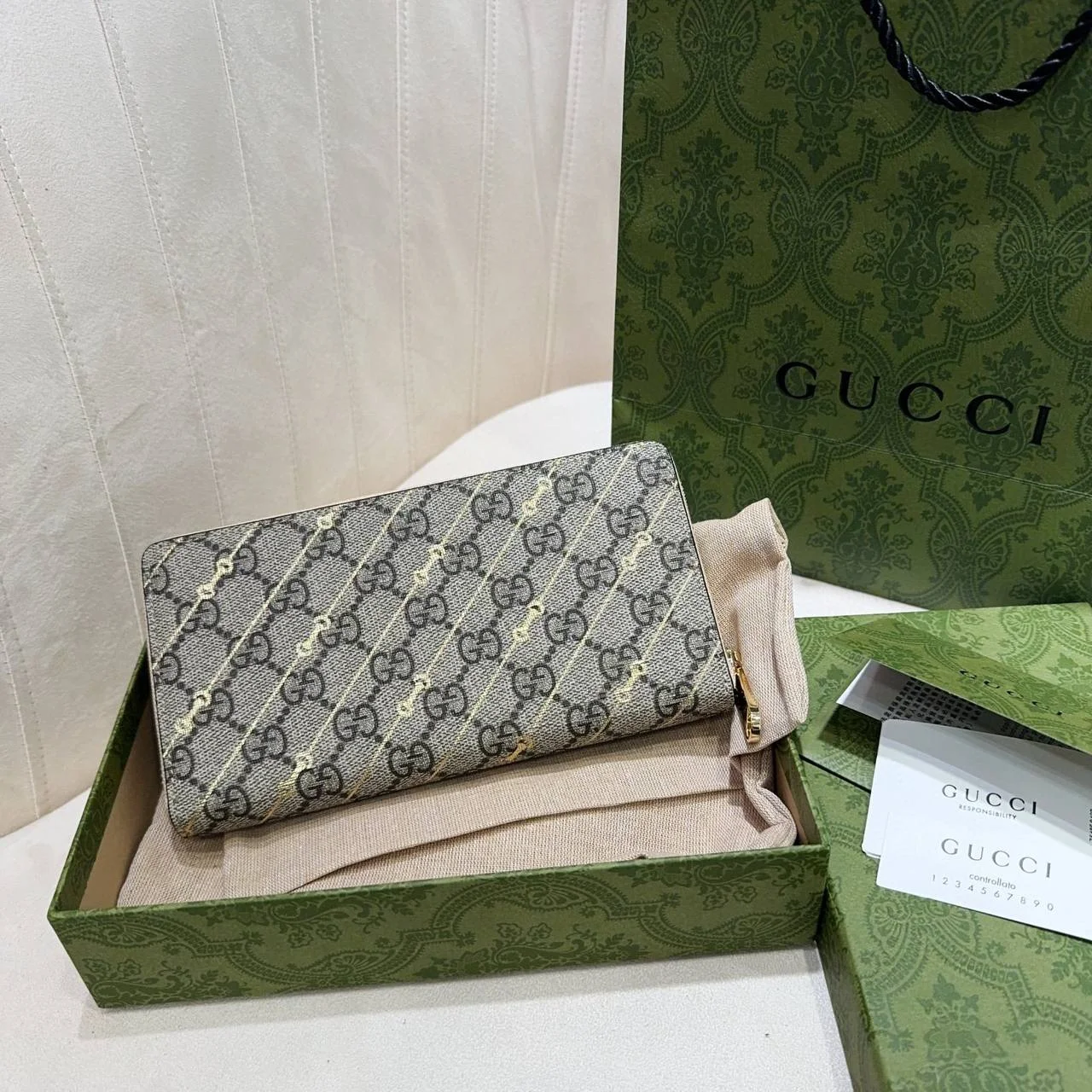GUCCI老花斜線拉鏈長夾