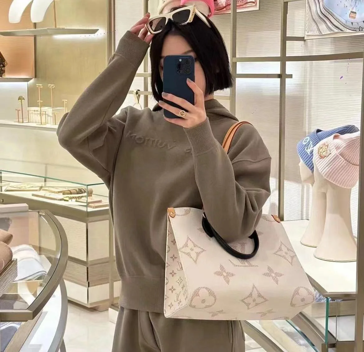 LVONTHEGO中號手袋