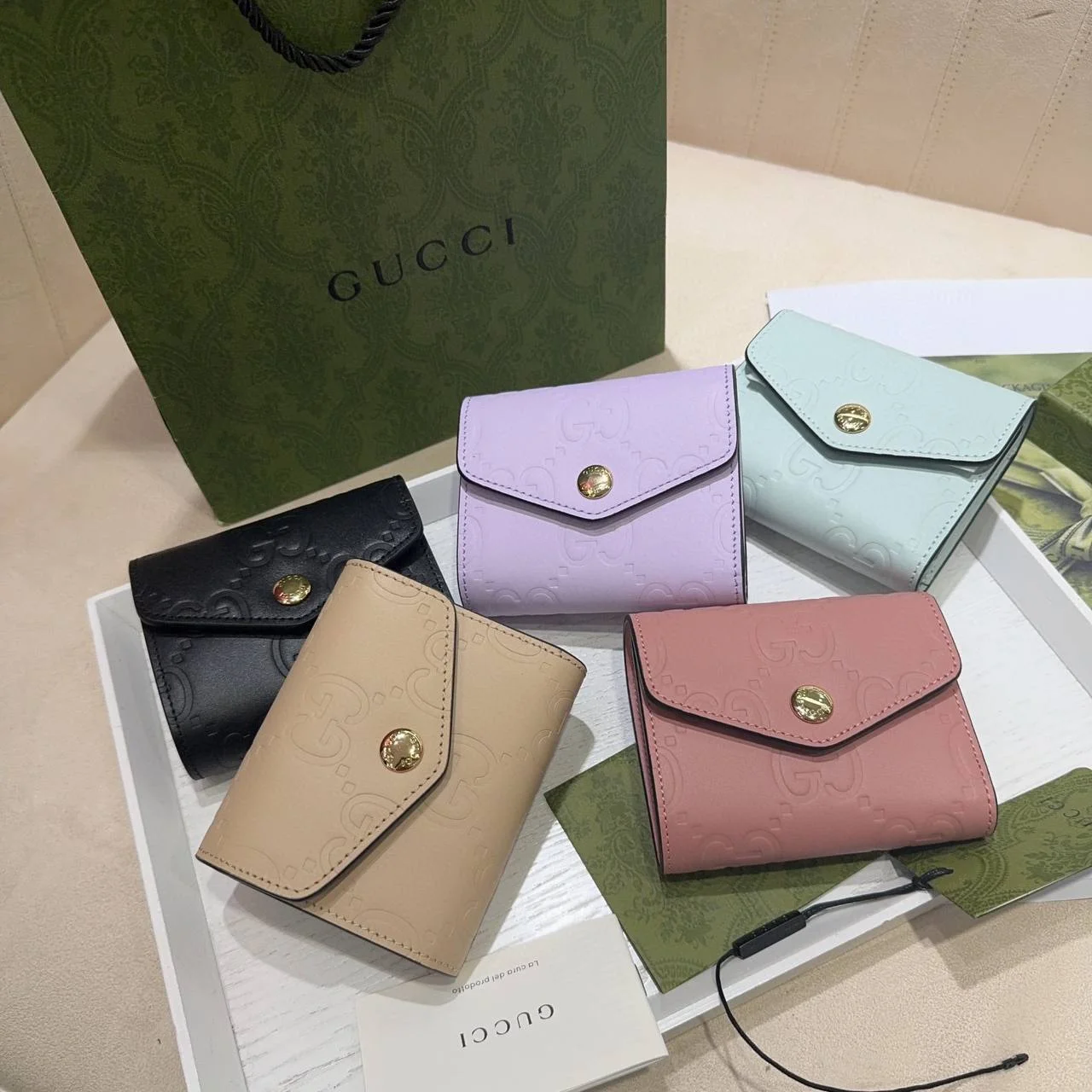 GUCCI壓印老花馬卡龍短夾