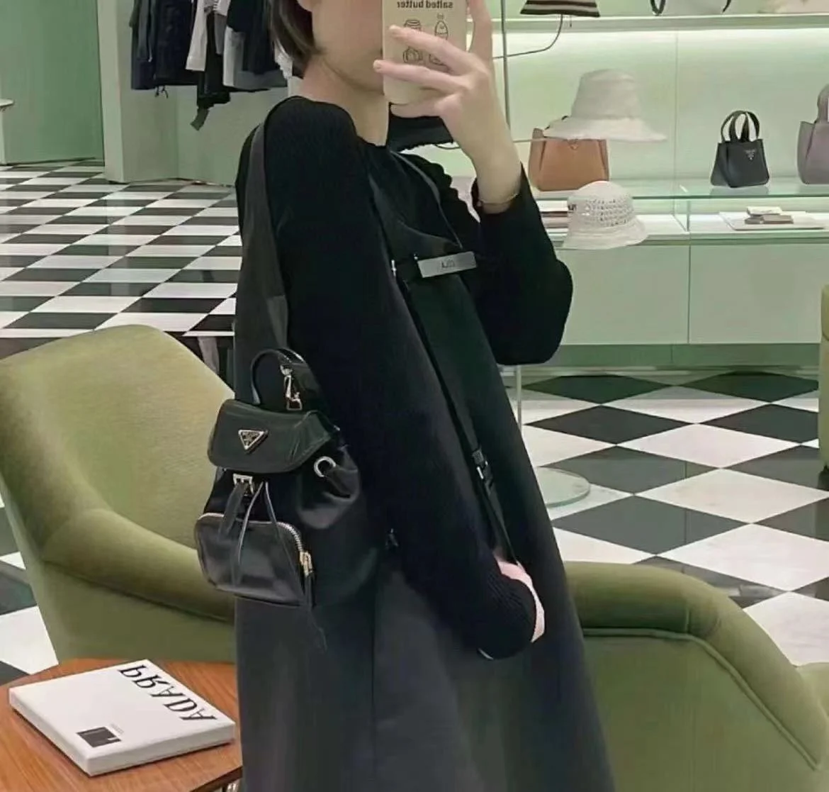 PRADA亮皮小背包