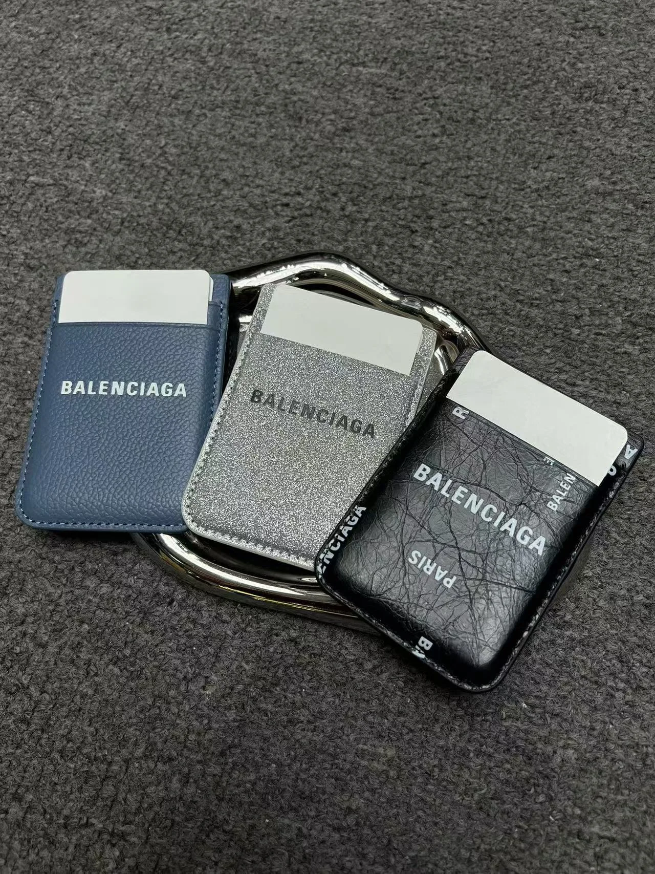 Balenciaga 手機吸磁卡包