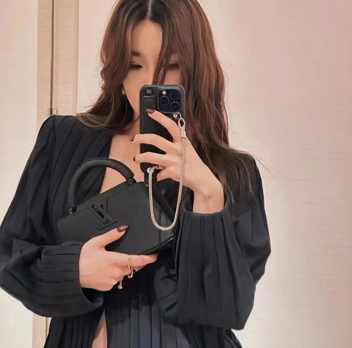 LVCapucines迷你黑武士手袋